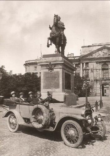 Owners of the Pobeda Trading House in front of the monument to Peter I (1912)